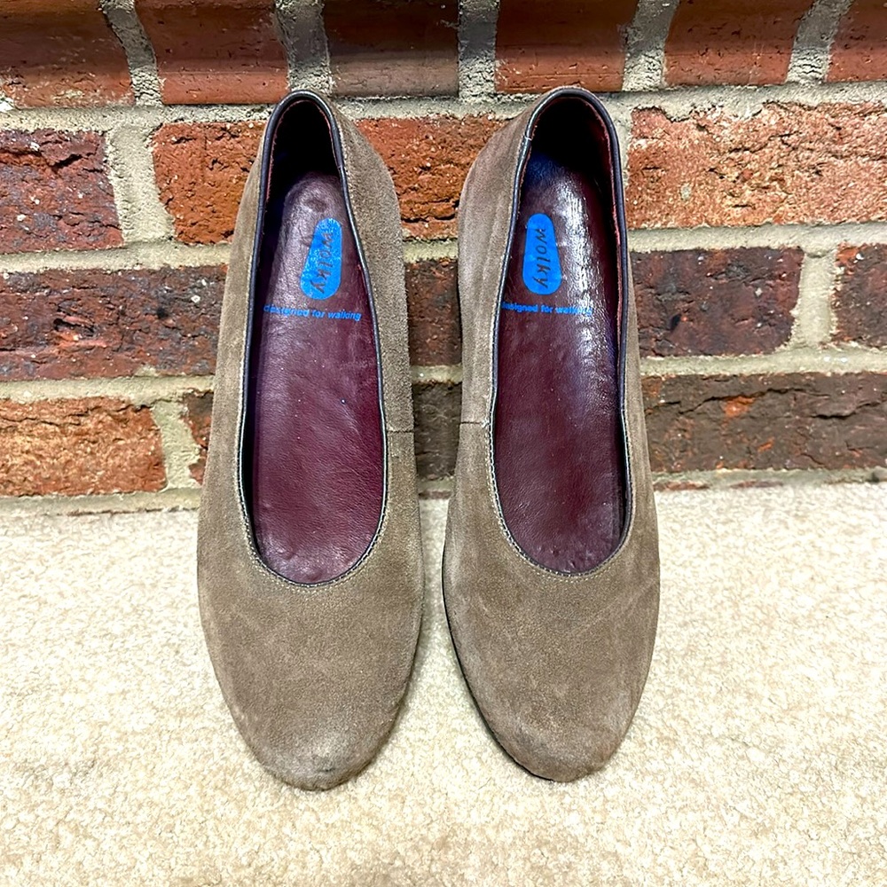 Great condition!! Women’s SZ 39/ 8.5 Wolky suede heel. 2” heel.